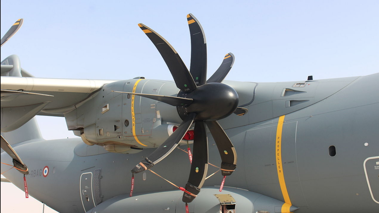Испански военен самолет достави оборудване в авиобаза Граф Игнатиево