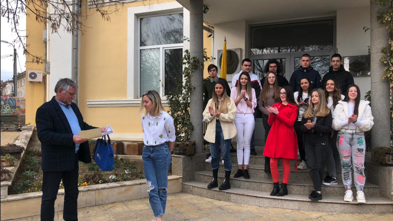 Директорът на Езиковата гимназия в Ловеч връчи награди на млади преводачи