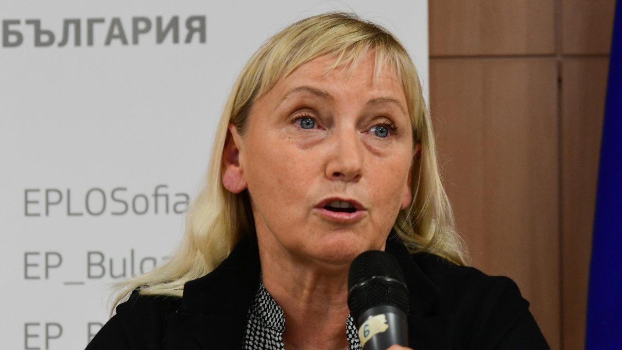 Европарламентът не свали имунитета на Елена Йончева