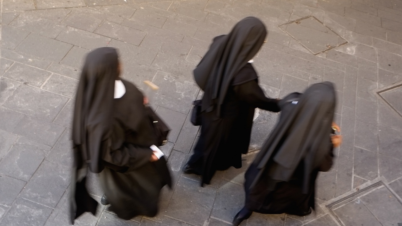 Австралиец задявал монахини. Отрязаха му нета