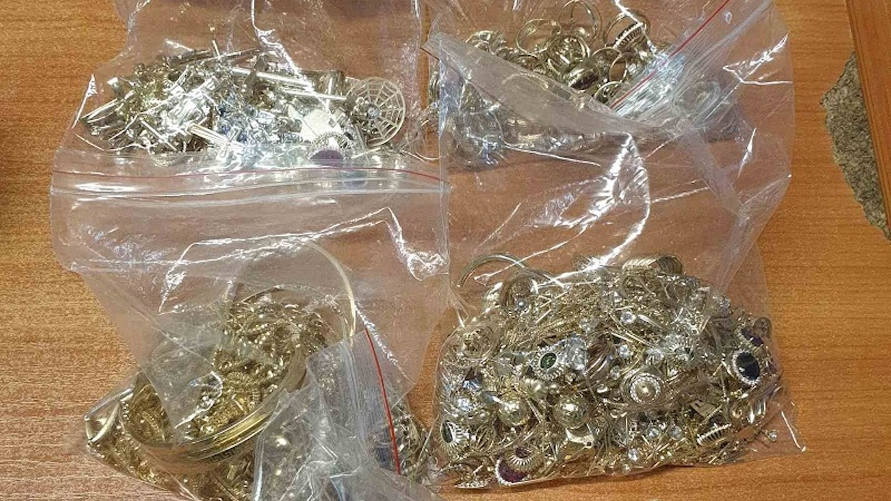 Митническите служители откриха над 7.5 кг контрабандни златни и сребърни