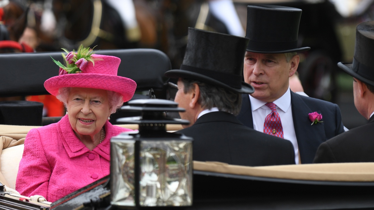 Кралица Елизабет помага на принц Андрю да изплати 12 милиона паунда обезщетение