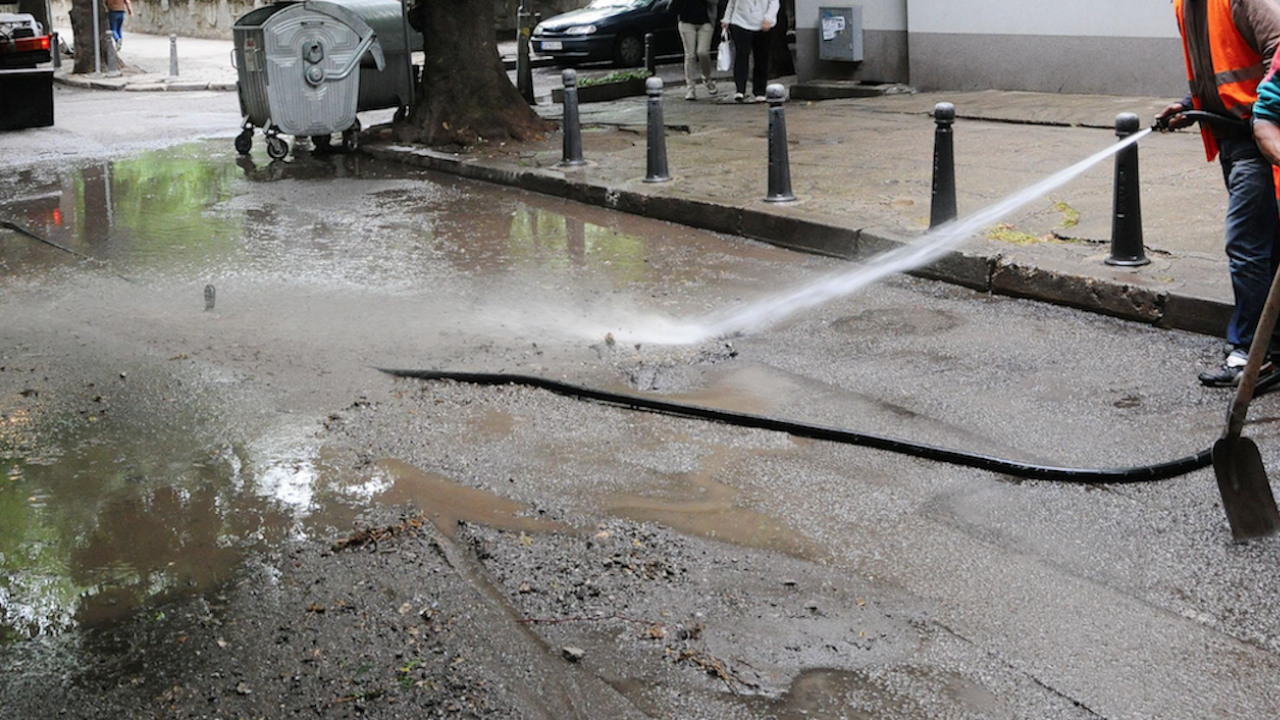 Мият улици и булеварди в София