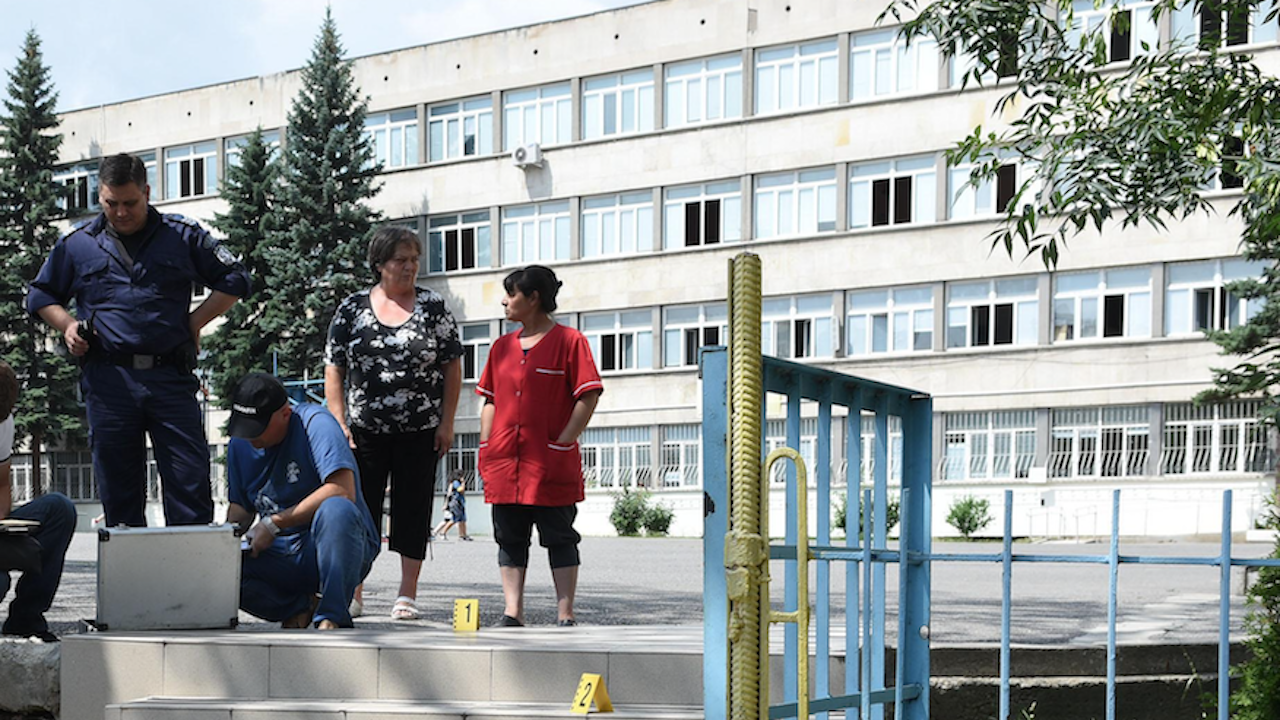 Инцидент с две момичета в клас смрази съучениците им