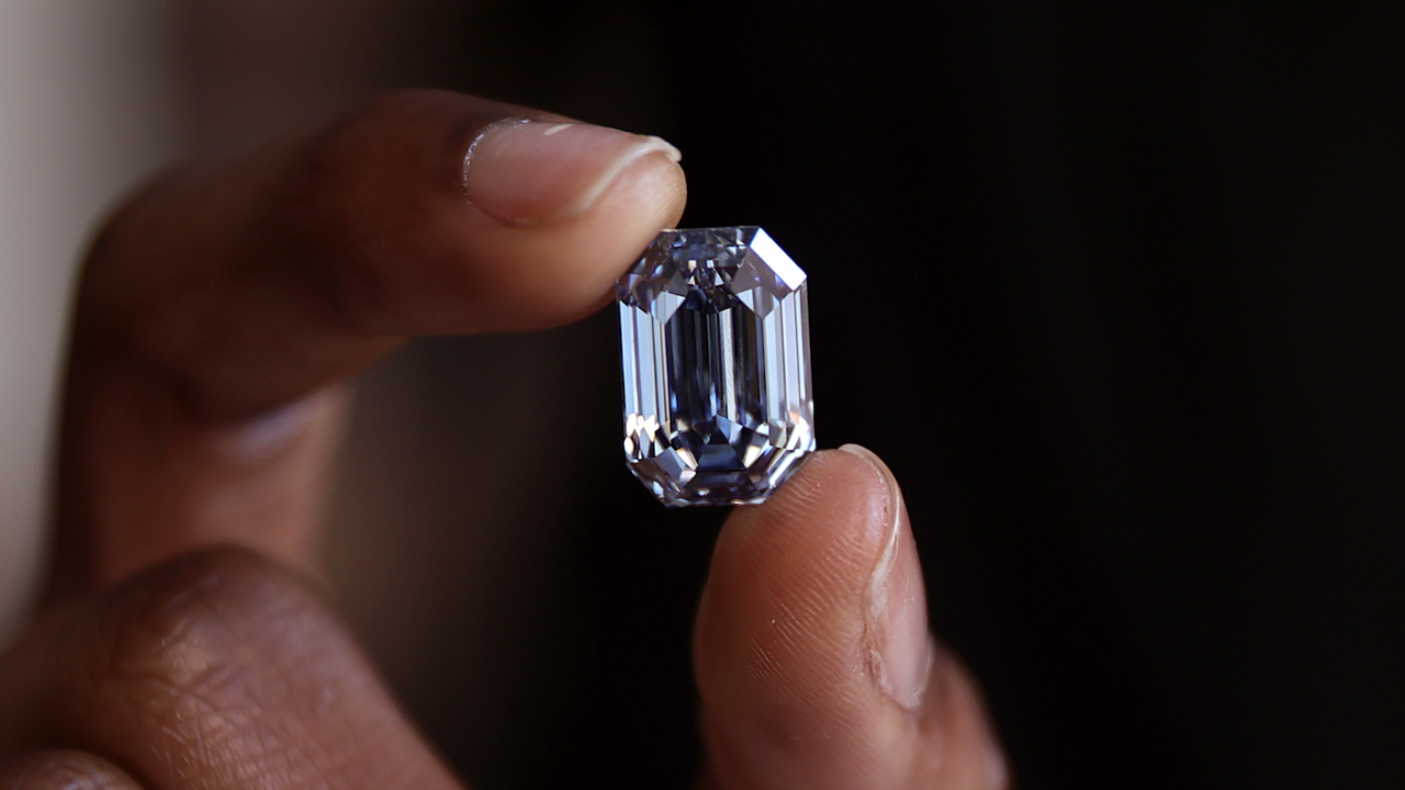 Най-големият и най-ценен син диамант се продава на търг в Хонконг