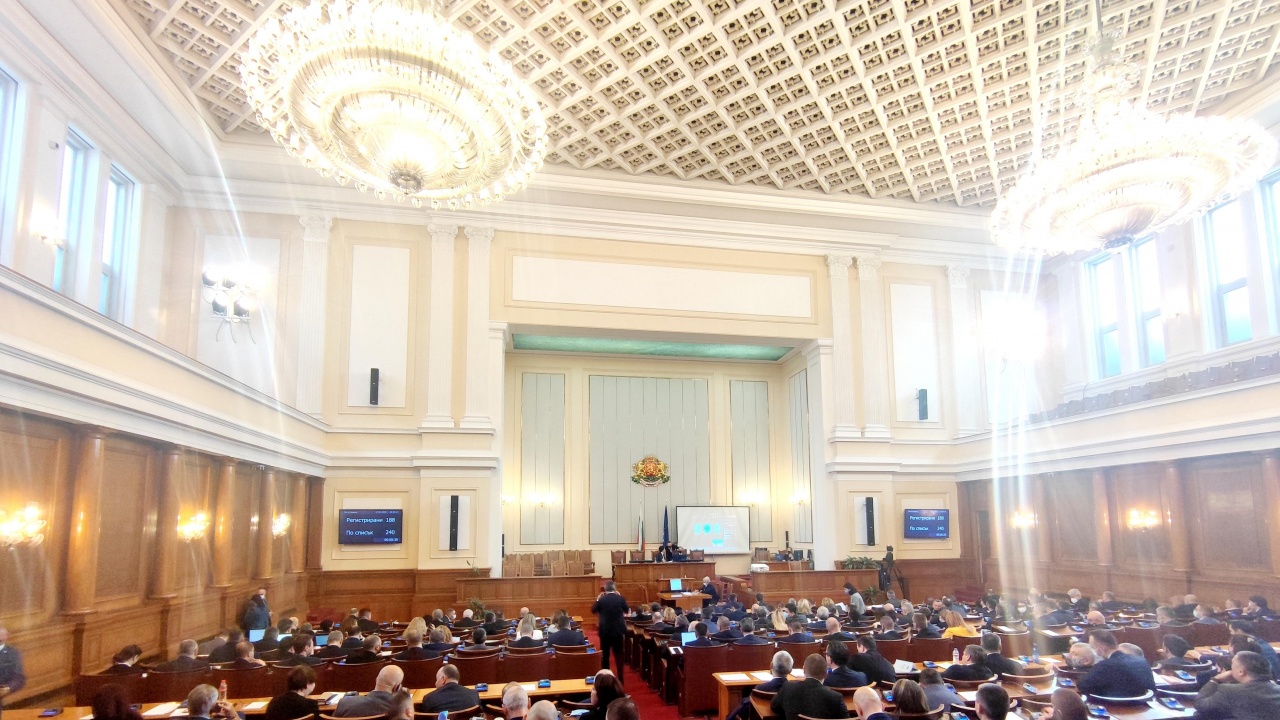 Със 138 гласа за“ Народното събрание реши да заседава извънредно