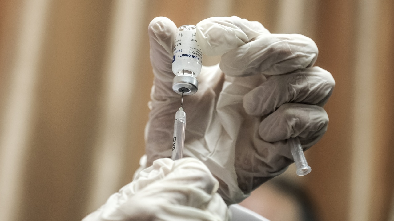 Спад на желаещите да се имунизират срещу Ковид-19 отчитат здравните
