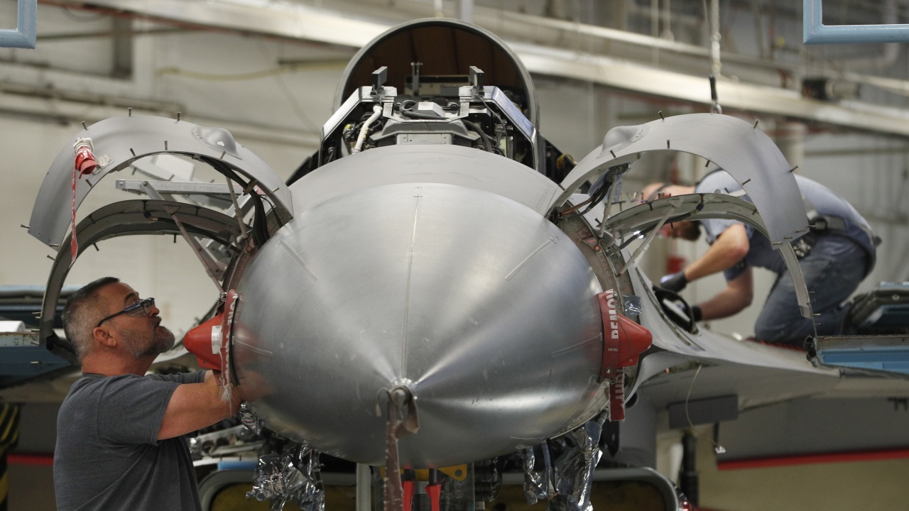 България ще търси компенсации от САЩ заради забавянето на изтребителите F-16