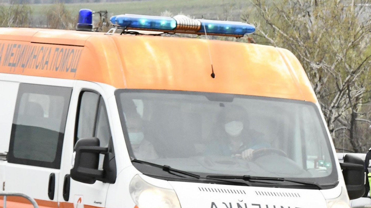 Жена и двете ѝ деца са откарани в болница след катастрофа по пътя Бургас - Айтос