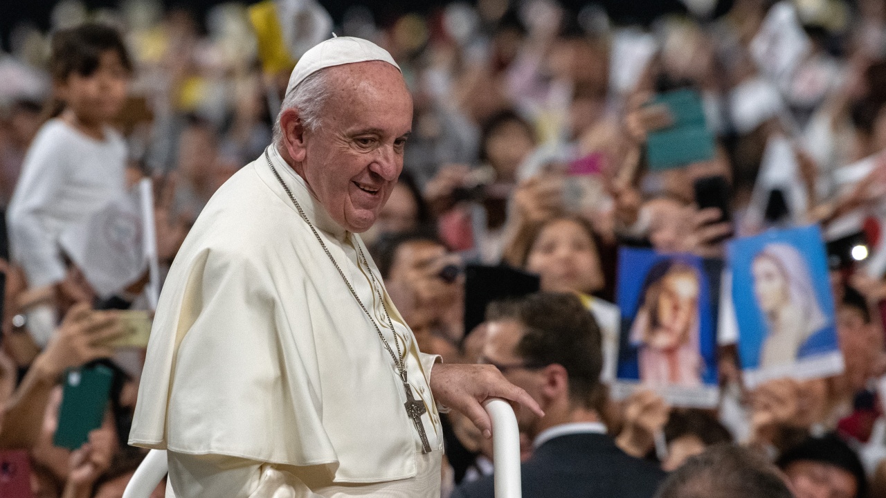  Папата приветства здравните служащи като герои за всекидневната им работа 