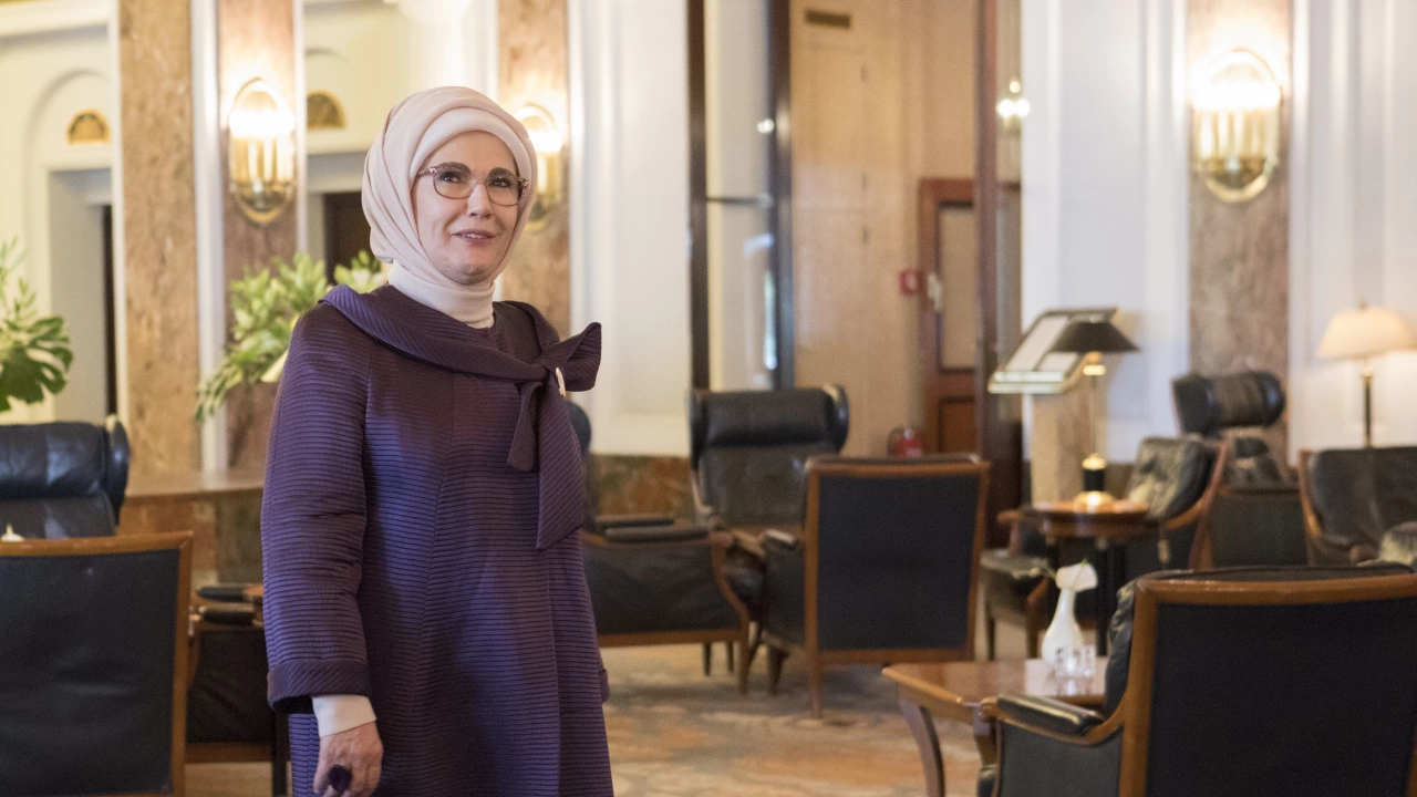 Съпругата на турския президент заяви че кара в лека форма