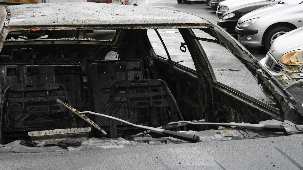 Сливенски полицаи разкриха палеж на лек автомобил в село Крушаре