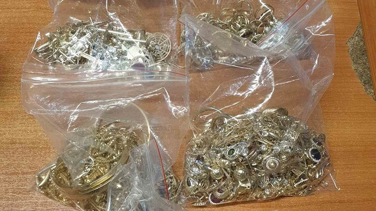 Митническите служители откриха над 7 5 кг контрабандни златни и сребърни