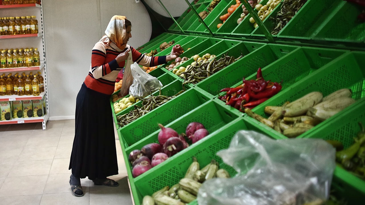 Турските власти започнаха проверяват цените на основни храни след намаляването