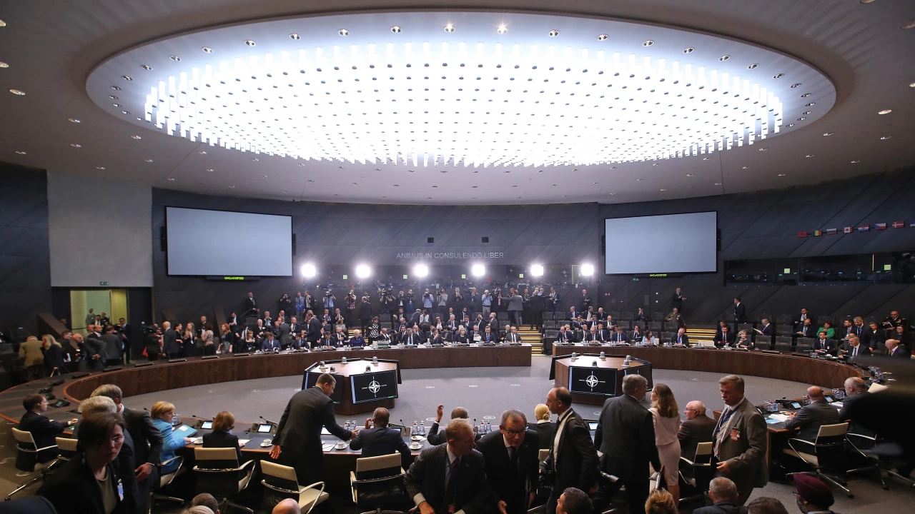 Министрите на отбраната на страните от НАТО одобриха днес изпращането