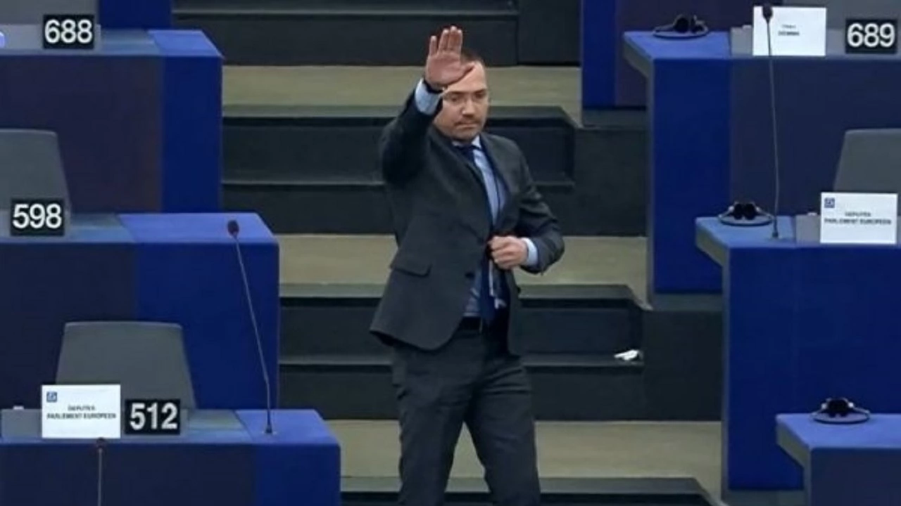 Българският евродепутат националист отправи нацистки поздрав в залата на Европейския