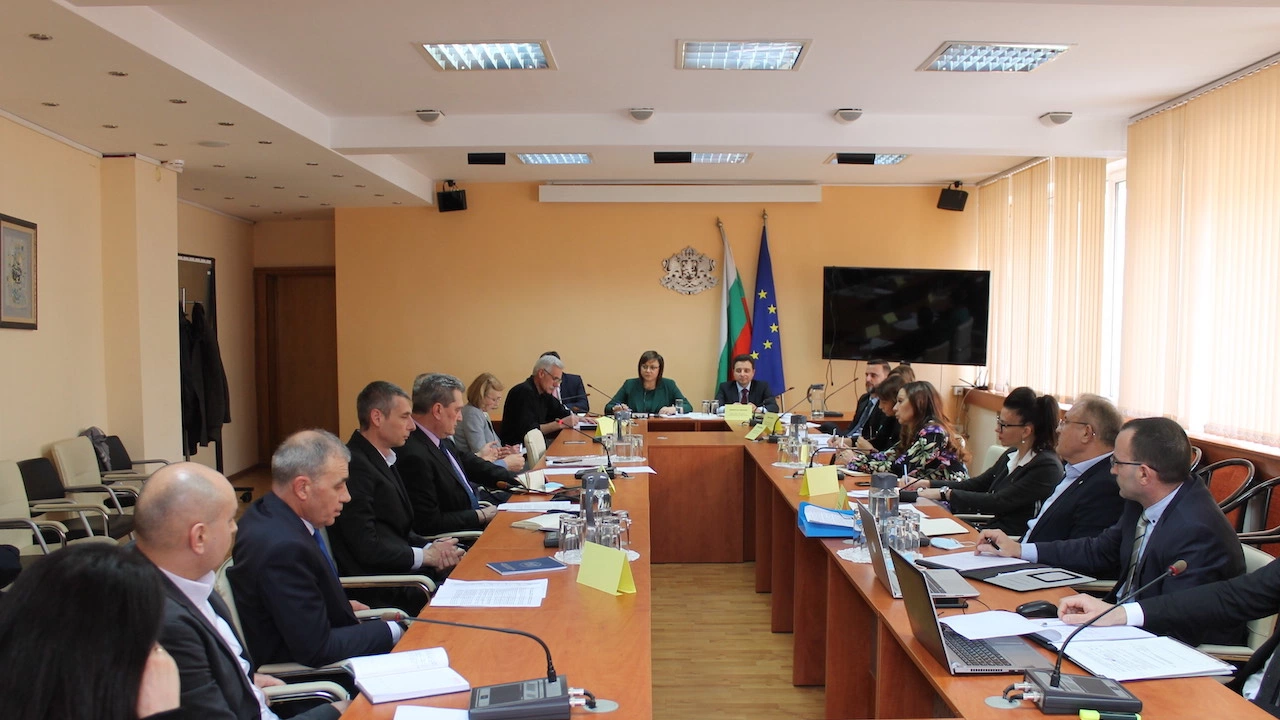Вицепремиерът и министър на икономиката Корнелия Нинова откри първото заседание