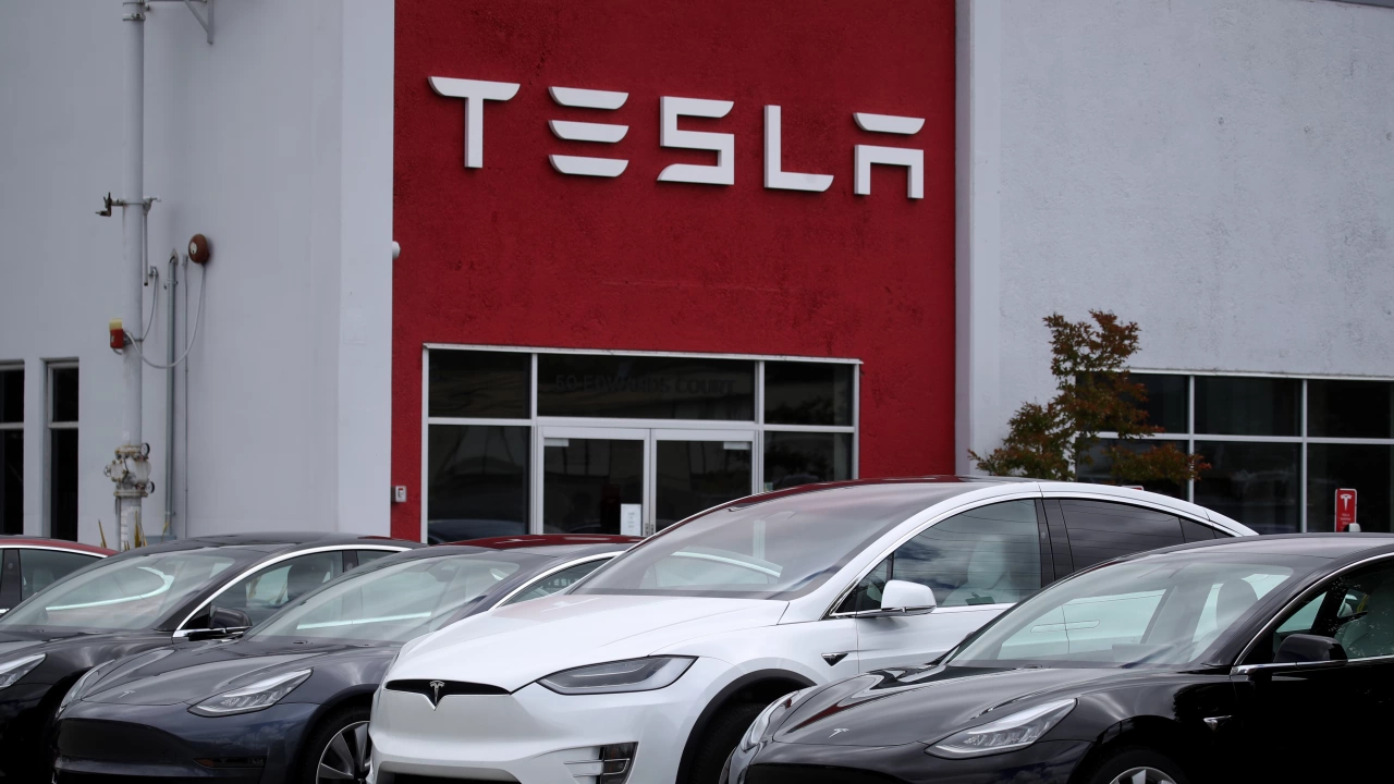 Производителят на електромобили Тесла Tesla беше принуден да промени реклама