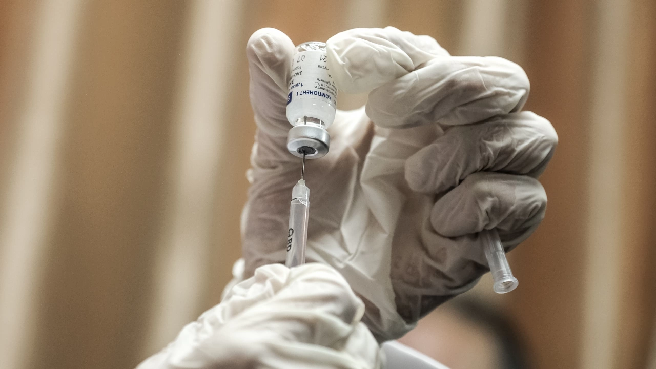 Спад на желаещите да се имунизират срещу Ковид 19 отчитат здравните