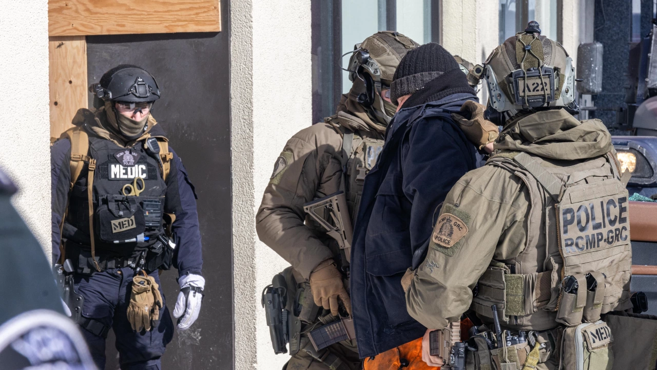 Канадската полиция съобщи че е арестувала най малко 70 души при