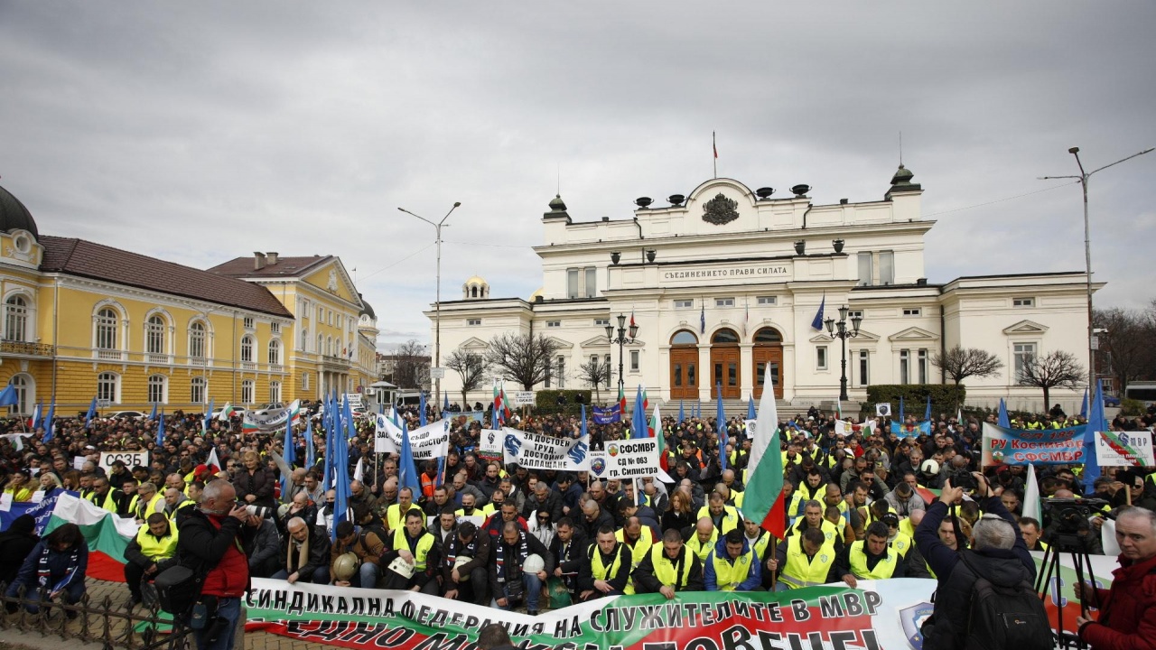 Синдикатите на среща с премиера след протестите на полицаи и пожарникари