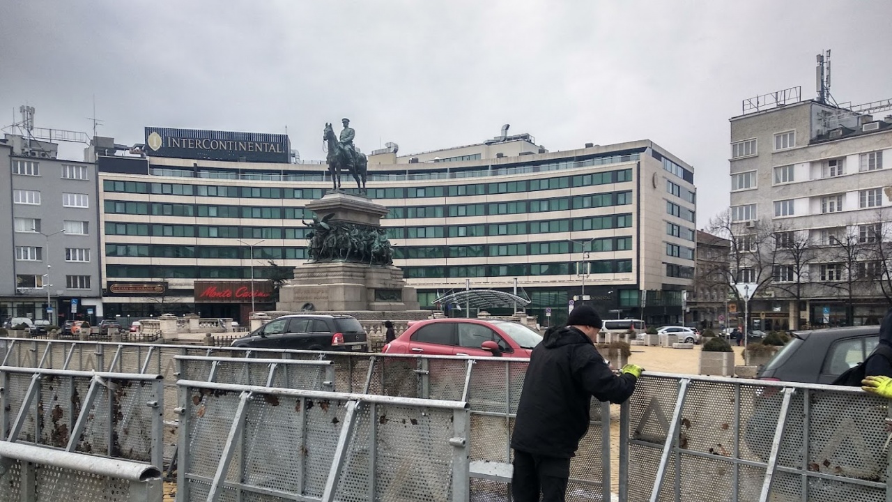 Засилено полицейско присъствие в центъра на София. 
Множество полицаи и жандармеристи има във