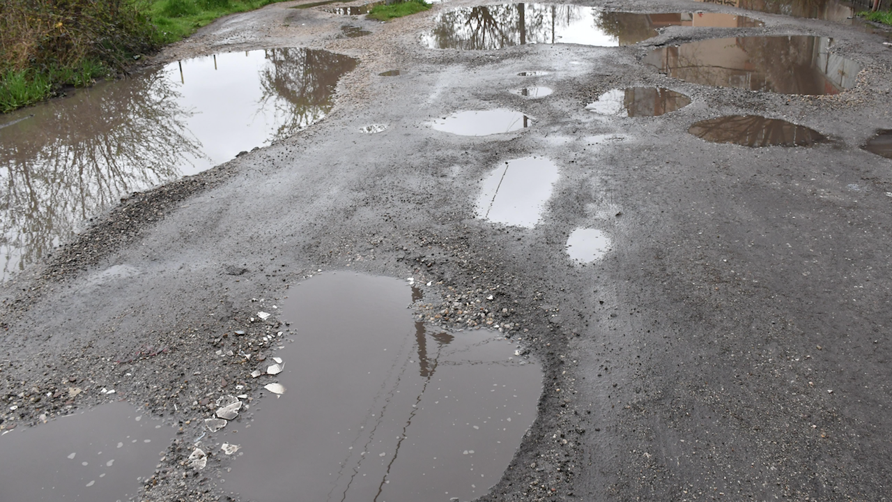 Кметът на Джебел настоява за спешни ремонти по възлови пътни участъци
