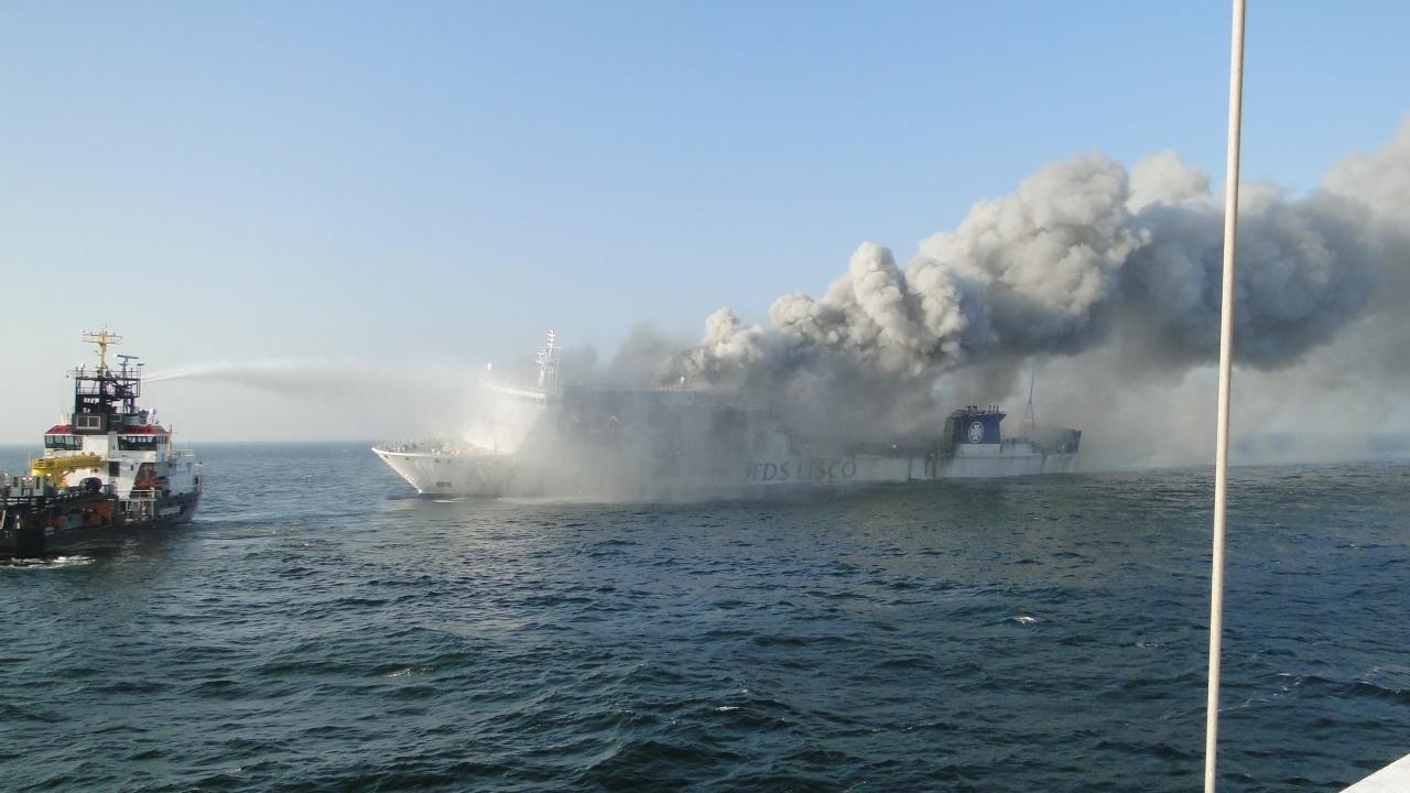 Овъглено тяло бе открито на изгорелия ферибот, съобщава БТВ, позовавайки
