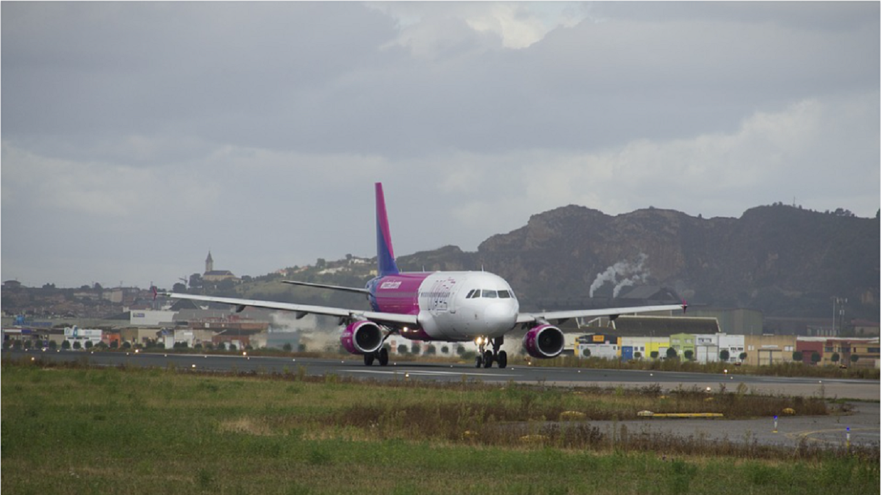 Нискобюджетната авиокомпания Уиз еър (Wizz Air) обяви, че спира всички