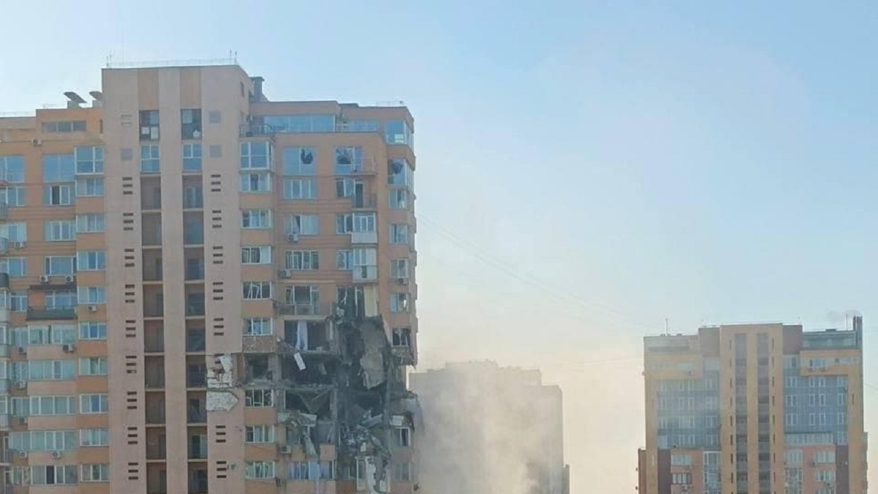  Руска ракета порази жилищен блок в Киев 