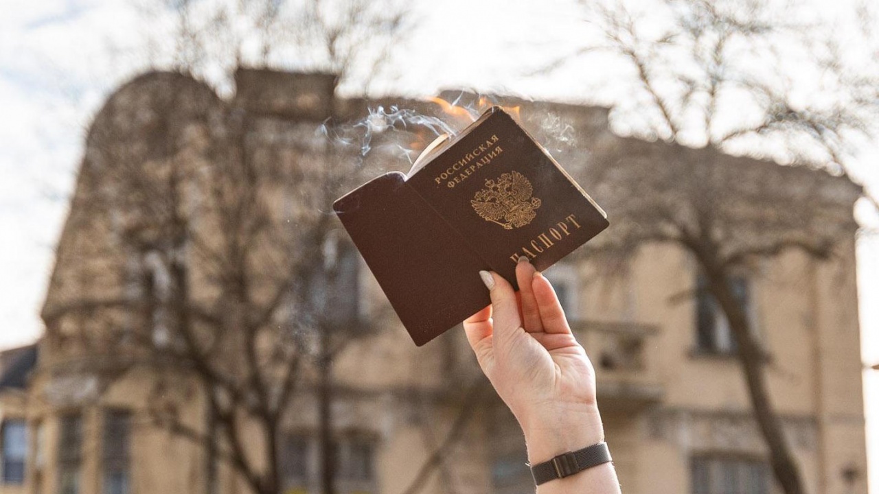  Жена си възпламени съветския си паспорт във Варна 