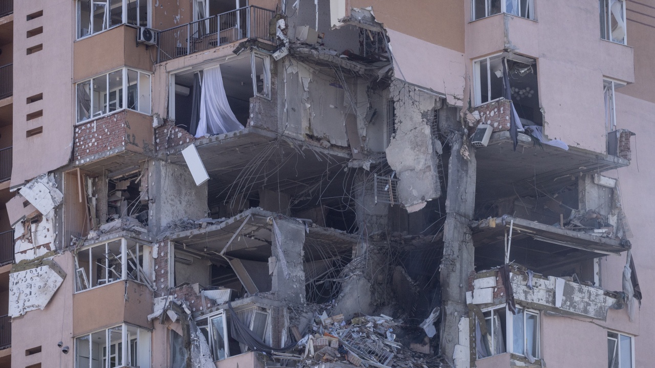  Укринформ: Снаряд удари 9-етажна жилищна постройка в украинския град Буча 