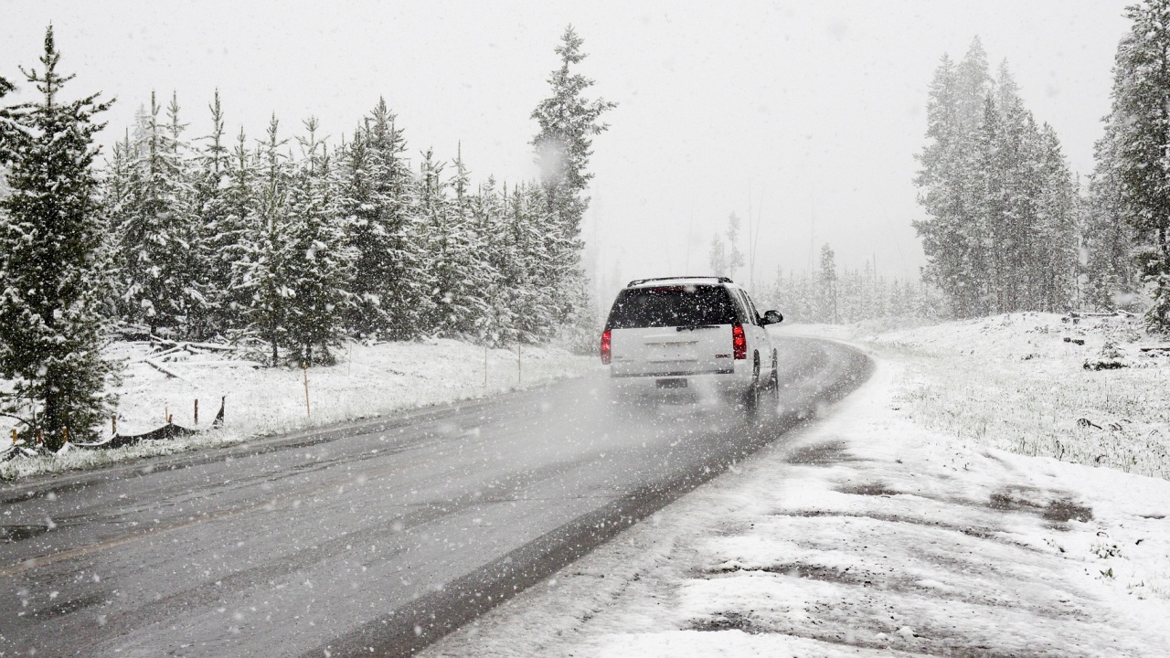 АПИ: Шофьорите да тръгват с готови за зимни условия автомобили