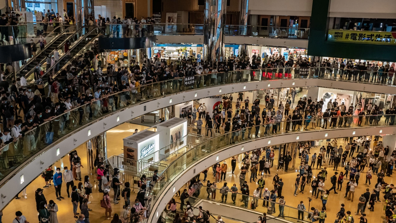 Хонконг ще засили ограниченията за влизане в молове и супермаркетите