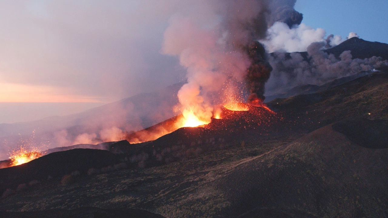 Вулканът Етна на италианския остров Сицилия изригна отново след кратко