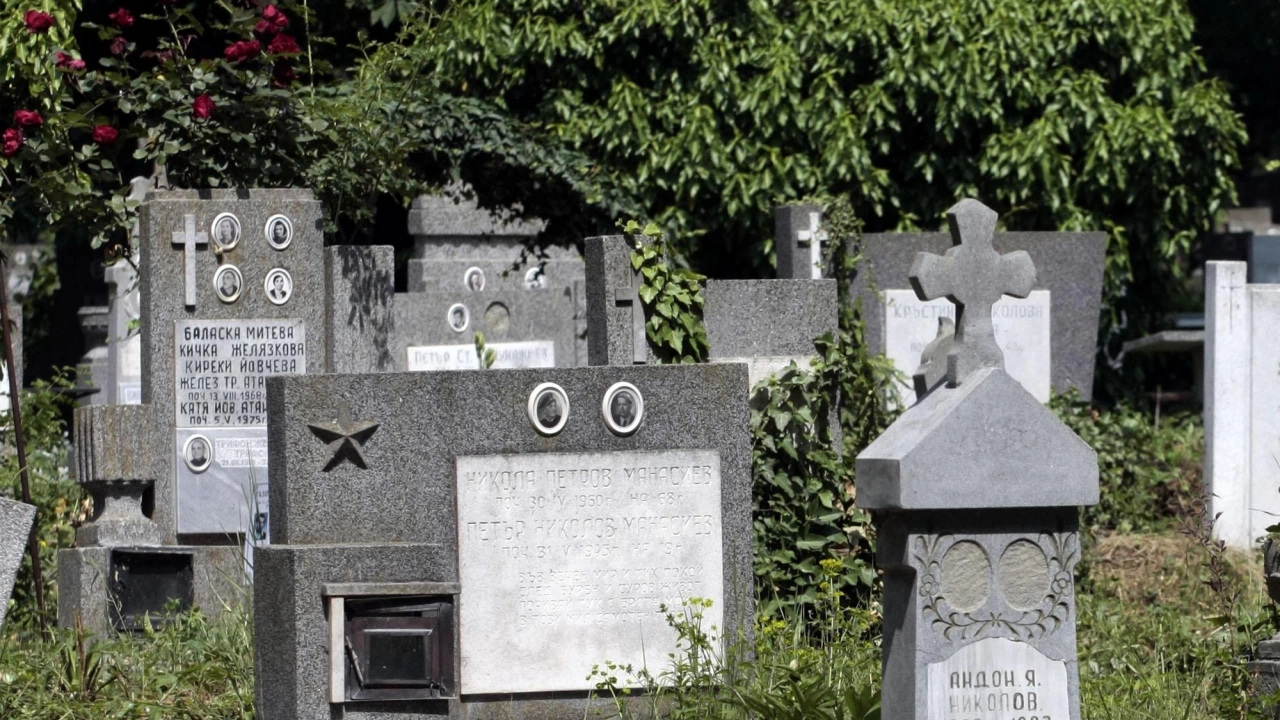 Гробищният парк в Разград се почиства и привежда в още