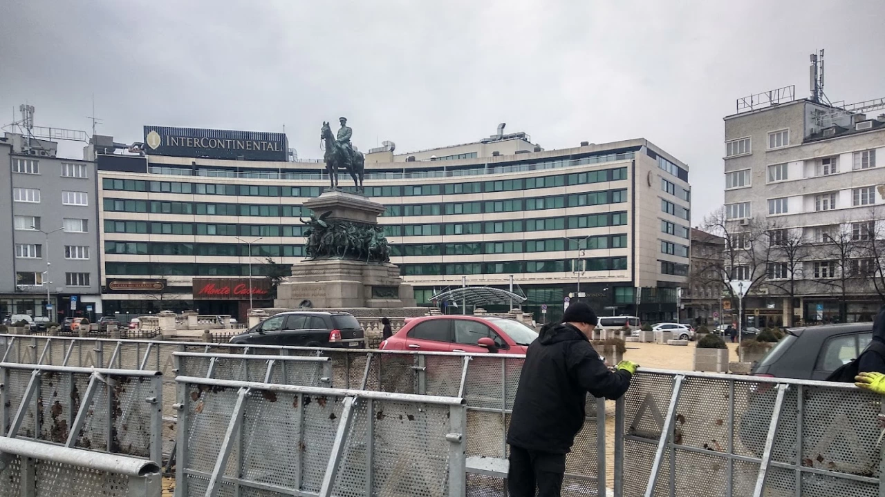 Засилено полицейско присъствие в центъра на София  
Множество полицаи и жандармеристи има във