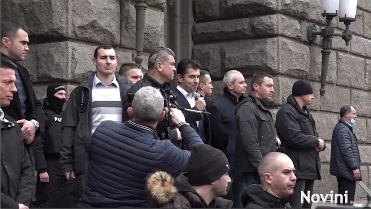 Премиерът Кирил Петков дойре при протестиращите пред Министерски съвет предаде