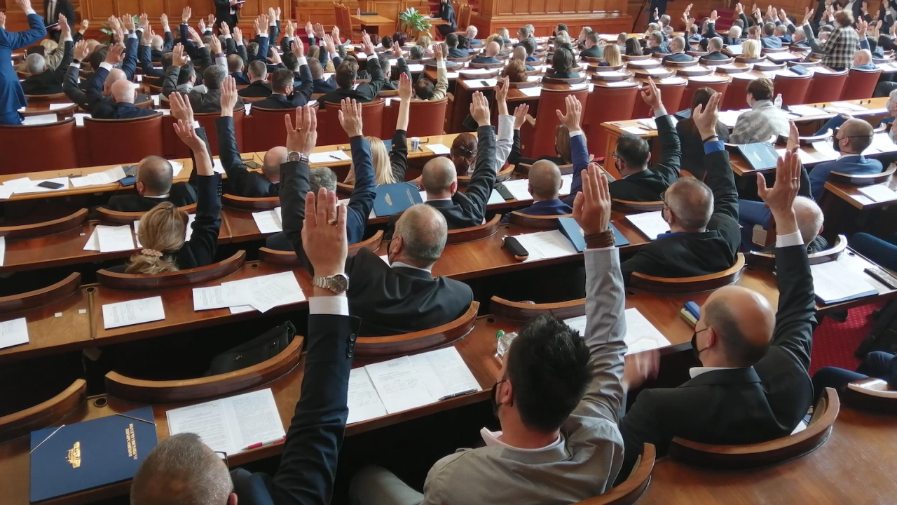 Парламентът удължи заседанието си до приемането на второ четене на