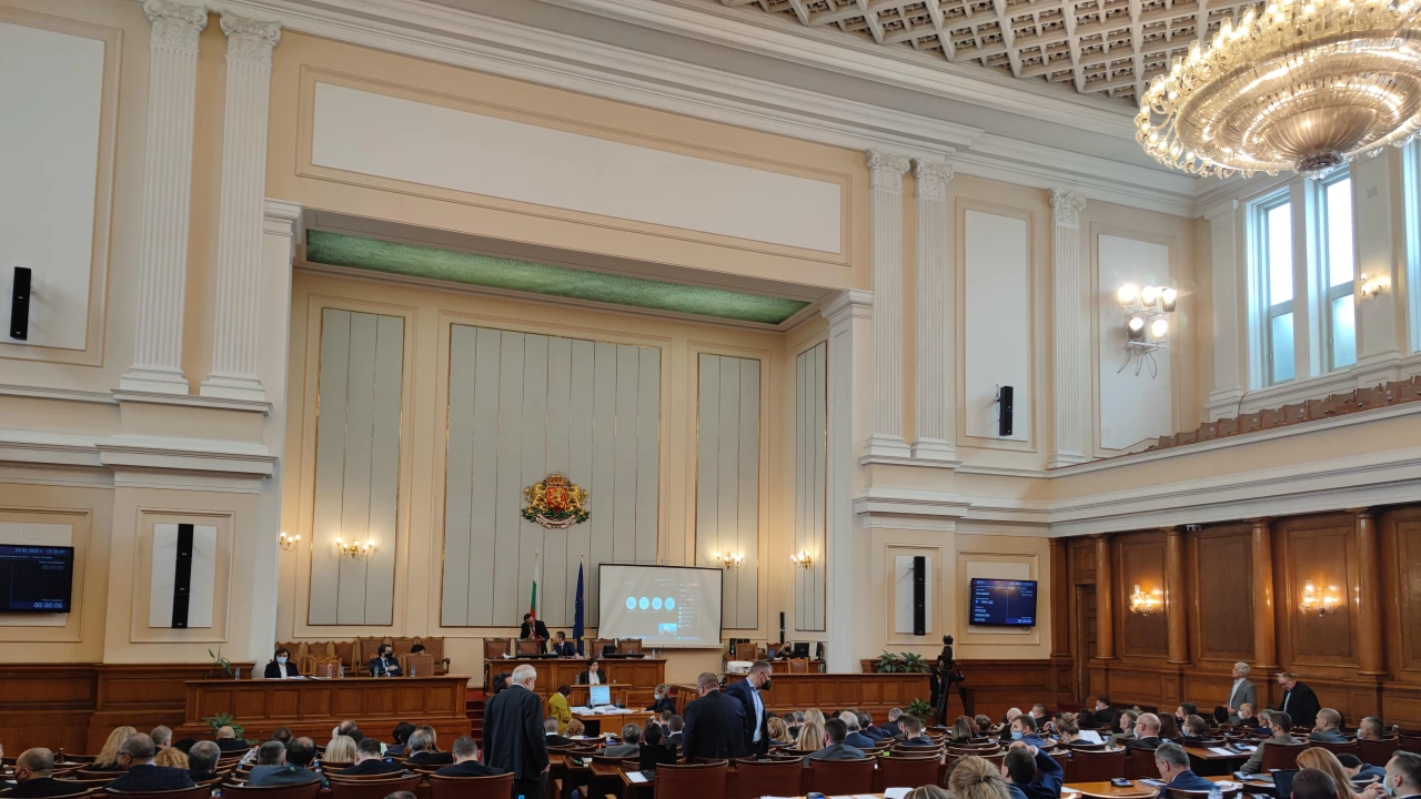 Бюджетите на БНР и БНТ предизвикаха спор в пленарната зала