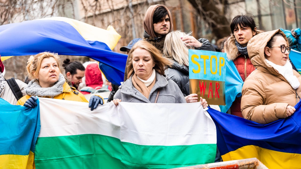 Десетки живеещи у нас украински граждани и солидарни с тях