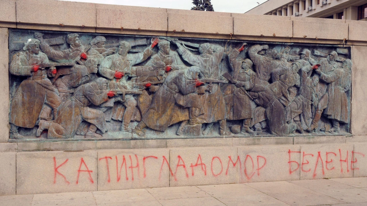 Паметникът на Альоша в Бургас осъмна с надписи С червен