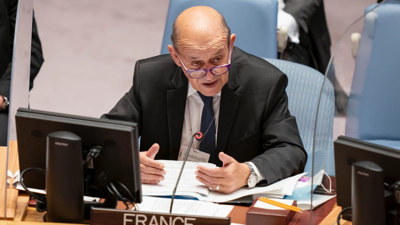 Френският министър на външните работи Жан Ив льо Дриан алармира