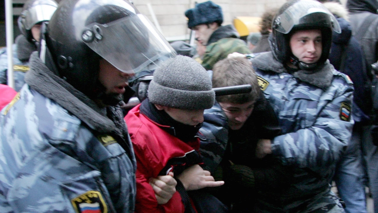 Стотици мирни граждани бяха арестувани в Русия за участие в