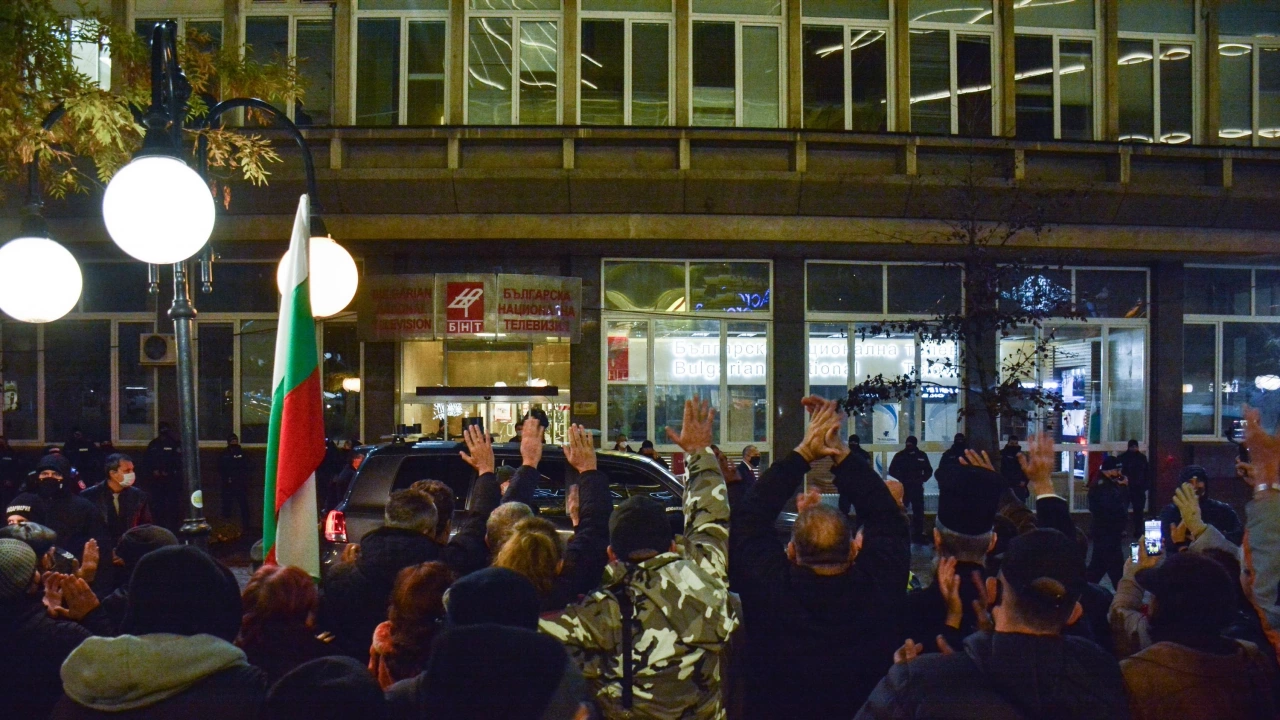 Десетки протестиращи се събират тази вечер пред сградата на БНТ
