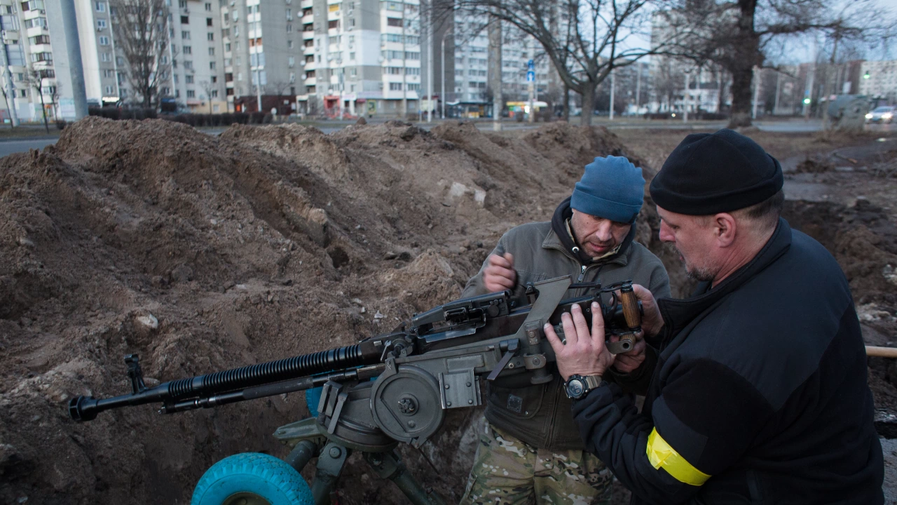 Чест артилерийски обстрел се чува в Киев предаде Ройтерс като