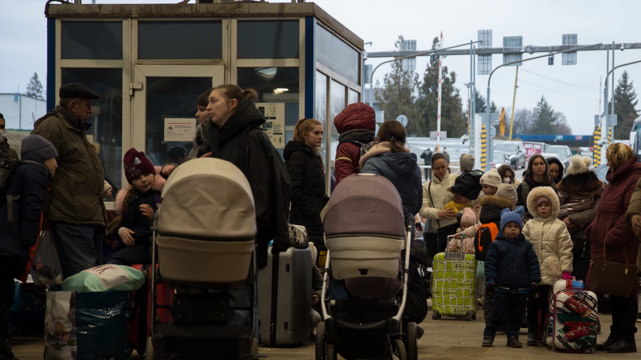 Над 100 хиляди души вече са напуснали Украйна съобщава БНТ
