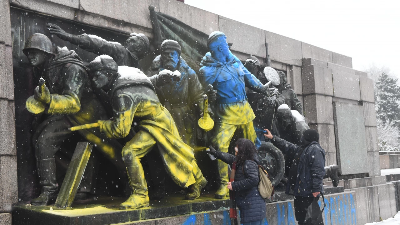 Граждани се събраха пред Паметника на Съветската армия в София