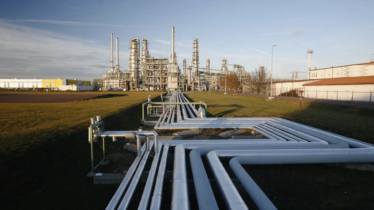 Руският енергиен гигант Газпром информира че газовите доставки към Европа