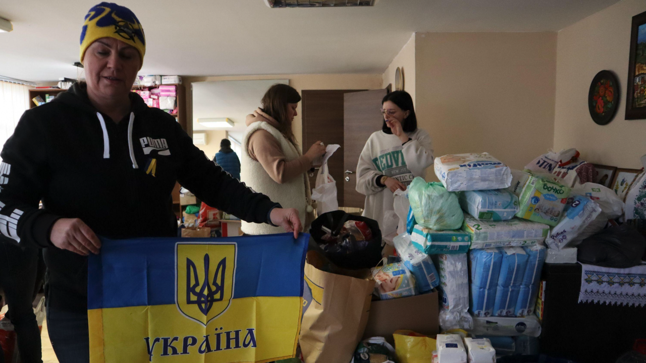Във Варна събират помощи за бежанците от Украйна - Общество - Новини Бг